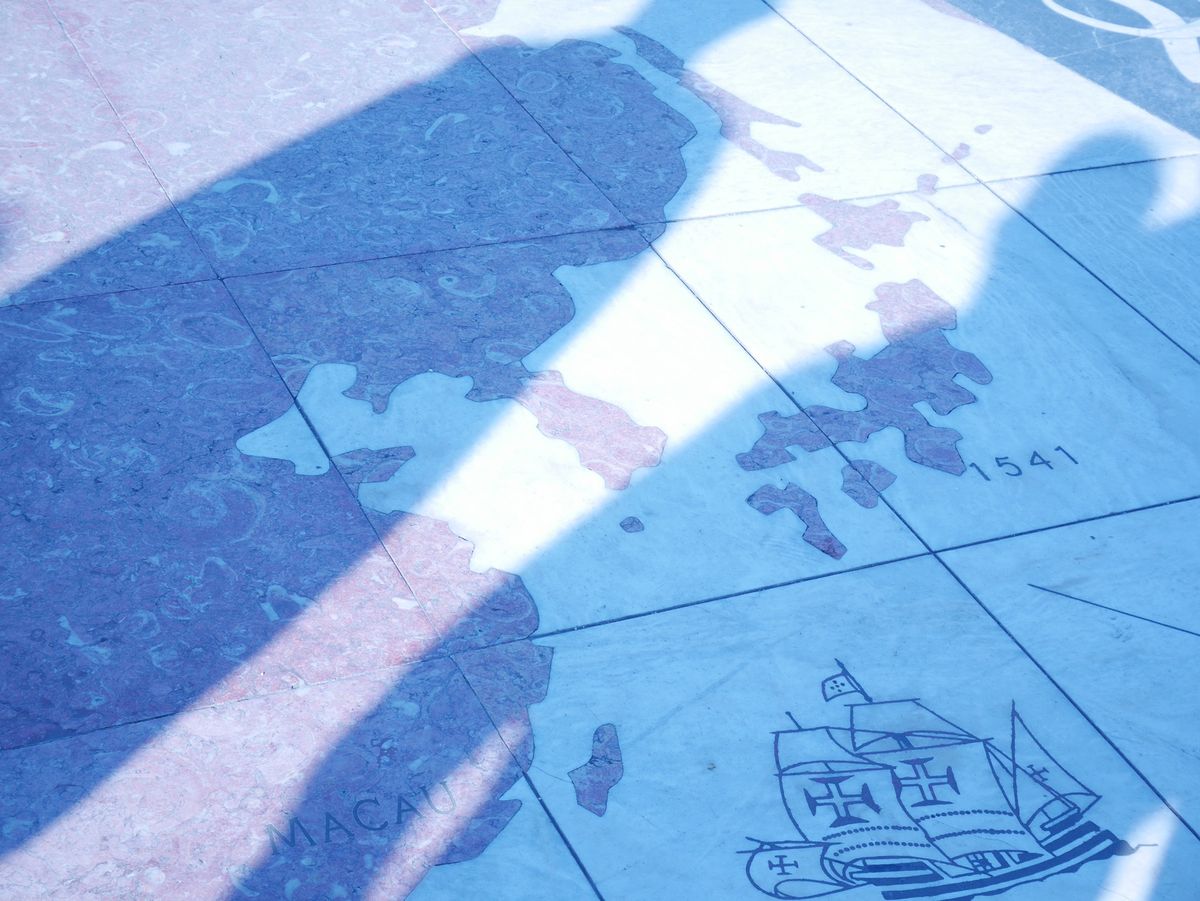 発見のモニュメントと日本。1番前にいるのがエリック王子だっけ？忘れたけど