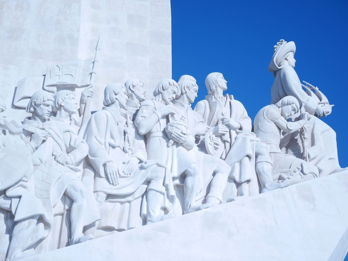 発見のモニュメントと日本。1番前にいるのがエリック王子だっけ？忘れたけど