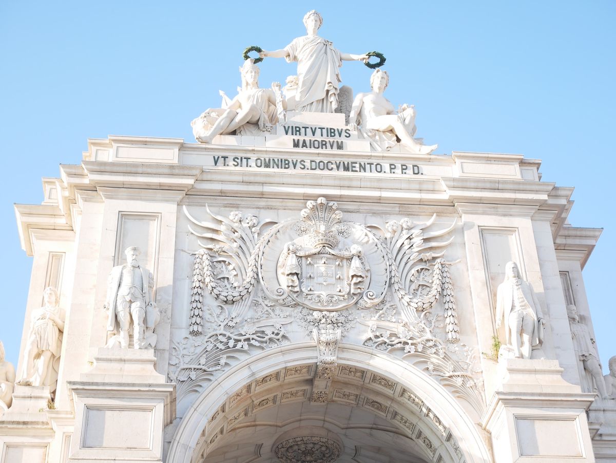 コメルシオ広場。黄色の建物がオシャレ、なんかリスボンは初めて行ったけど懐か...