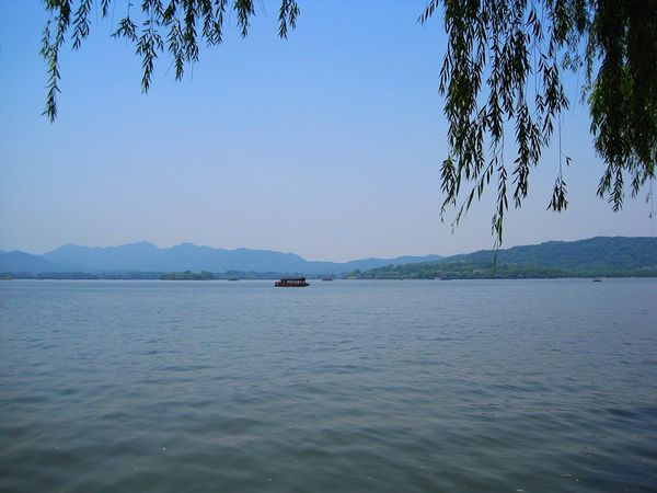 中国・杭州「浙江省杭州　西湖畔で龍井茶と料理を楽しむ旅」の写真：西湖の湖畔には遊歩道が整備され、散歩やレ...