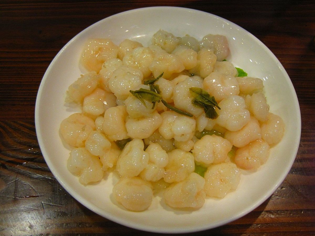 杭州料理の名店といえば楼外楼。
龍井茶の茶葉を使用した海老料理や、濃厚で旨...