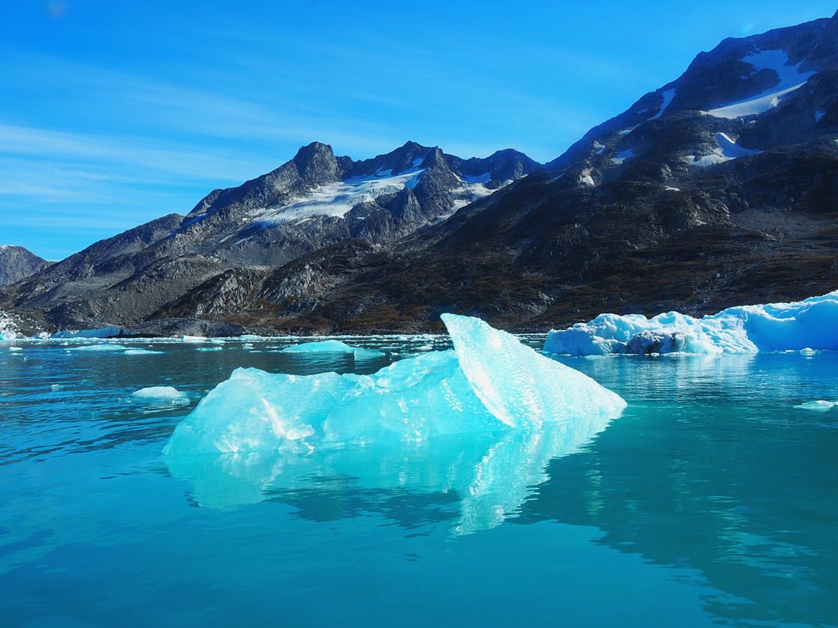 モーターボートでの氷河クルーズ
タシーラクからクルスクまで、行きはヘリコプ...