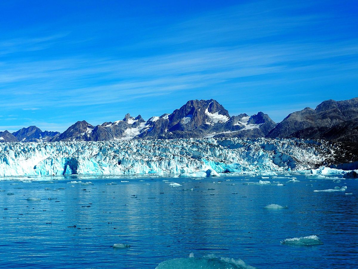 モーターボートでの氷河クルーズ
タシーラクからクルスクまで、行きはヘリコプ...