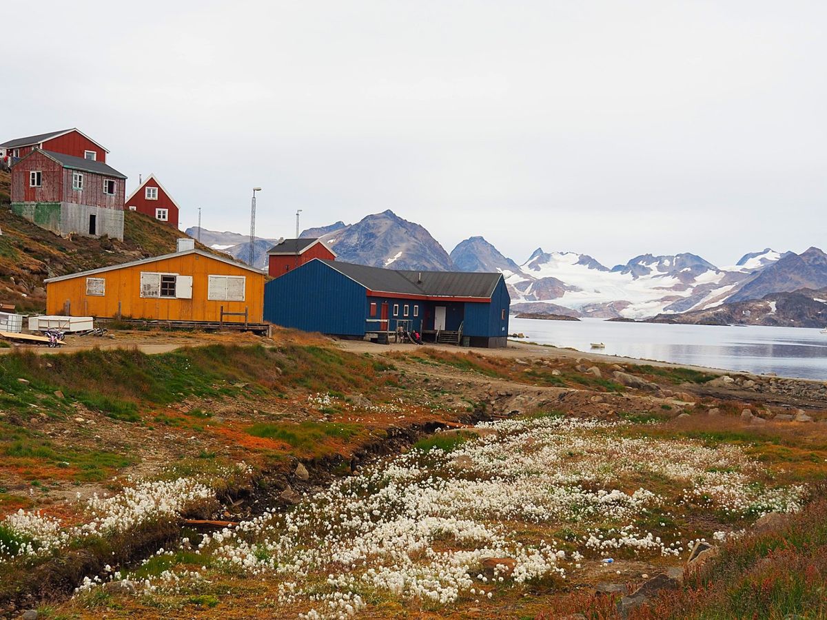 クルスクの町を散策
赤青黄色のカラフルな家がぽつぽつと立ち並ぶクルスクの町...