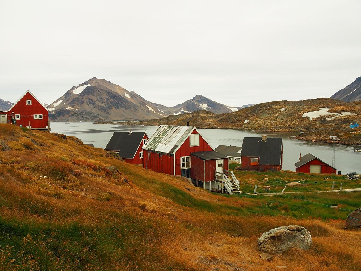 クルスクの町を散策
赤青黄色のカラフルな家がぽつぽつと立ち並ぶクルスクの町...