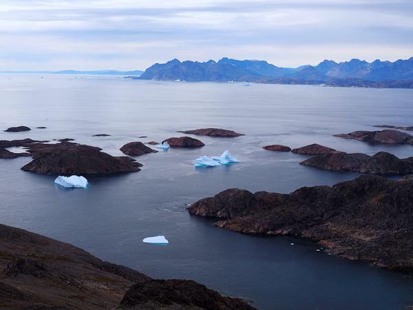 グリーンランド・グリーンランド「グリーンランド　流氷とオーロラの待つ圧巻の大自然へ」の写真：ボートで氷河を見に行ったあとは、ジープで...
