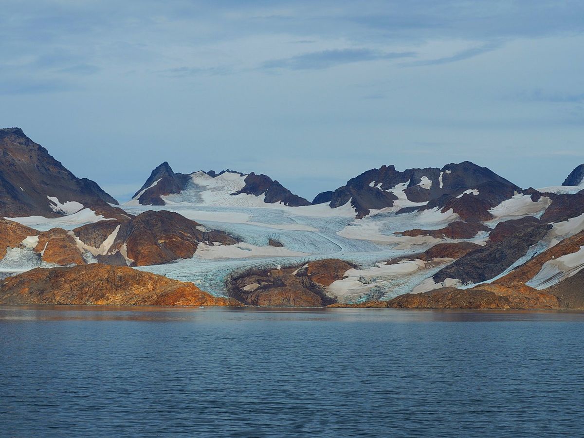 ホテルの前に広がる海にボートツアーに出かけました。
大きな氷河を目指して、...