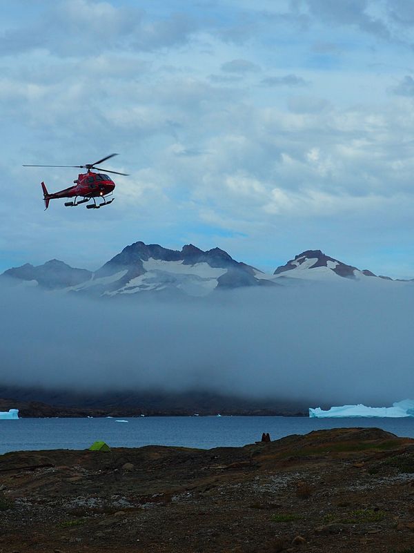 グリーンランド・グリーンランド「グリーンランド　流氷とオーロラの待つ圧巻の大自然へ」の写真：クルスクのヘリポートからタシーラクへ
タ...