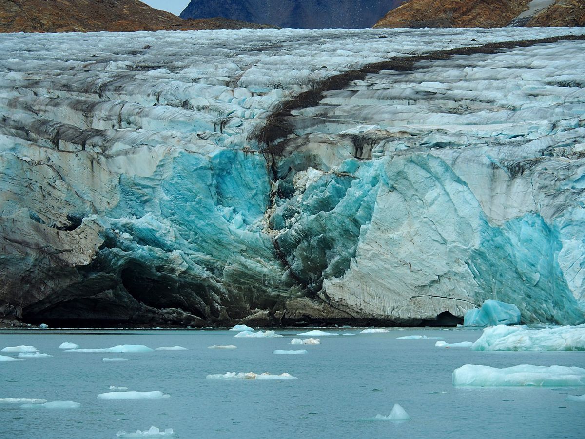 ホテルの前に広がる海にボートツアーに出かけました。
大きな氷河を目指して、...