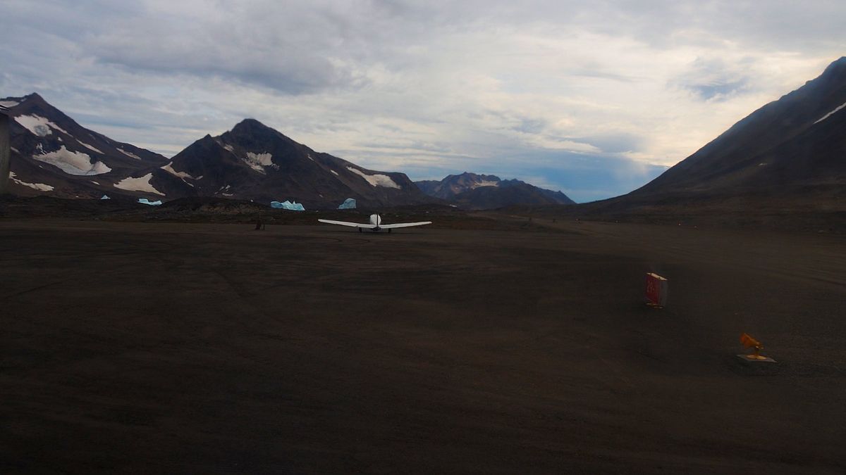 グリーンランドが近づくと、飛行機の窓から山と流氷
が見えてきます。
プロペ...