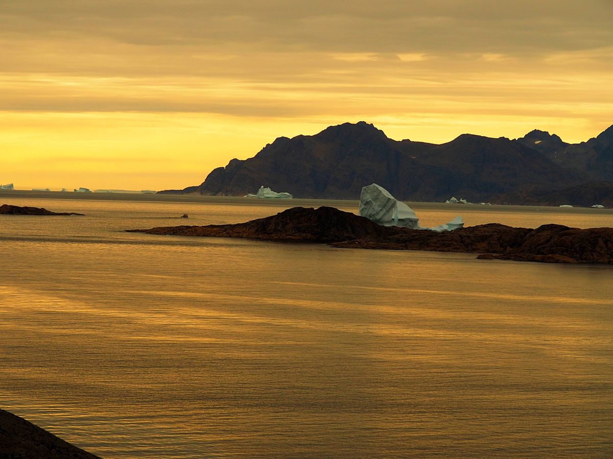 クルスクの町を散策
赤青黄色のカラフルな家がぽつぽつと立ち並ぶクルスクの町...
