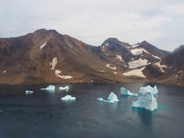グリーンランド・グリーンランド「グリーンランド　流氷とオーロラの待つ圧巻の大自然へ」の写真：グリーンランドが近づくと、飛行機の窓から...