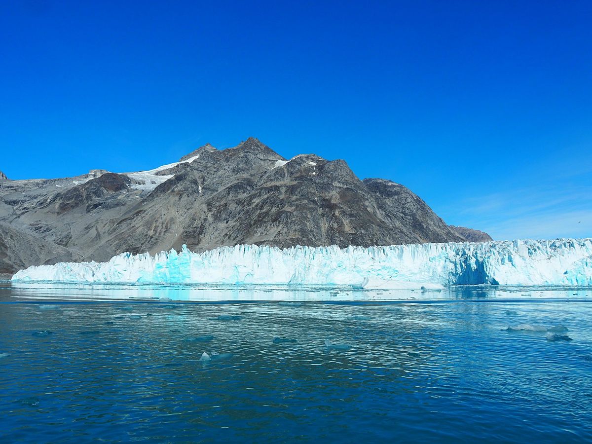 モーターボートでの氷河クルーズ
タシーラクからクルスクまで、行きはヘリコプ...