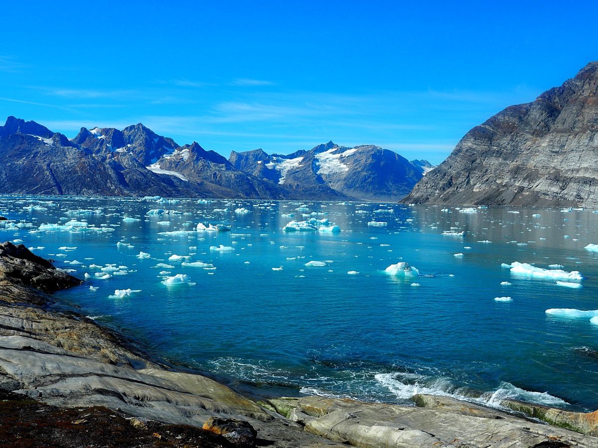 モーターボートでの氷河クルーズ
タシーラクからクルスクまで、行きはヘリコプ...