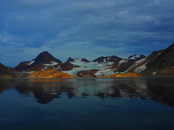 グリーンランド・グリーンランド「グリーンランド　流氷とオーロラの待つ圧巻の大自然へ」の写真：ホテルの前に広がる海にボートツアーに出か...