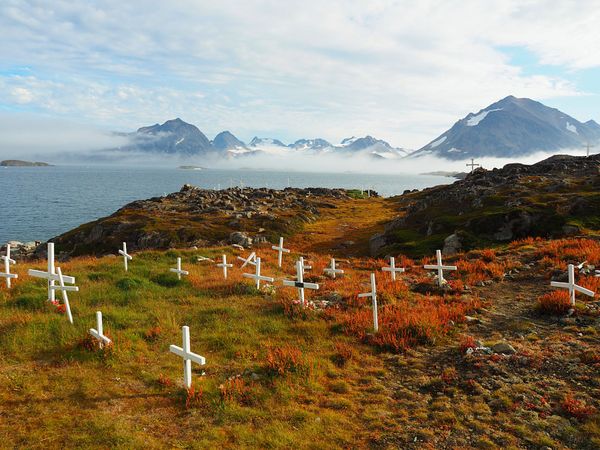 グリーンランド・グリーンランド「グリーンランド　流氷とオーロラの待つ圧巻の大自然へ」の写真：クルスクの町を散策
赤青黄色のカラフルな...