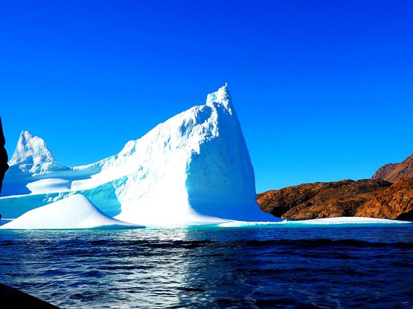 グリーンランド・グリーンランド「グリーンランド　流氷とオーロラの待つ圧巻の大自然へ」の写真：モーターボートでの氷河クルーズ
タシーラ...