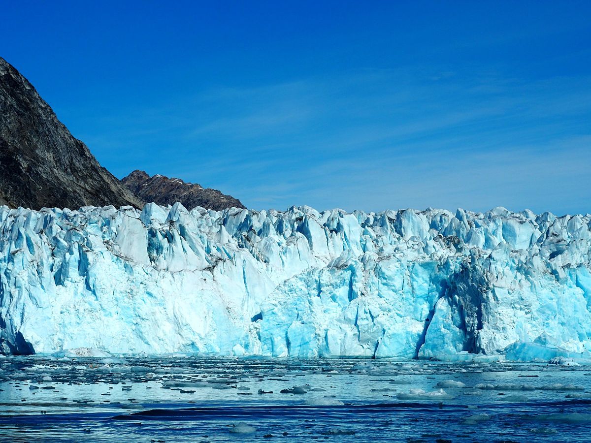 モーターボートでの氷河クルーズ
タシーラクからクルスクまで、行きはヘリコプ...
