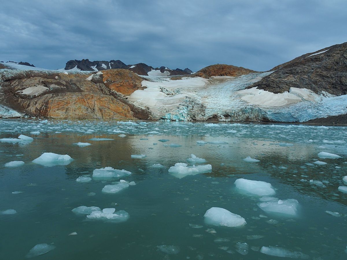 ホテルの前に広がる海にボートツアーに出かけました。
大きな氷河を目指して、...