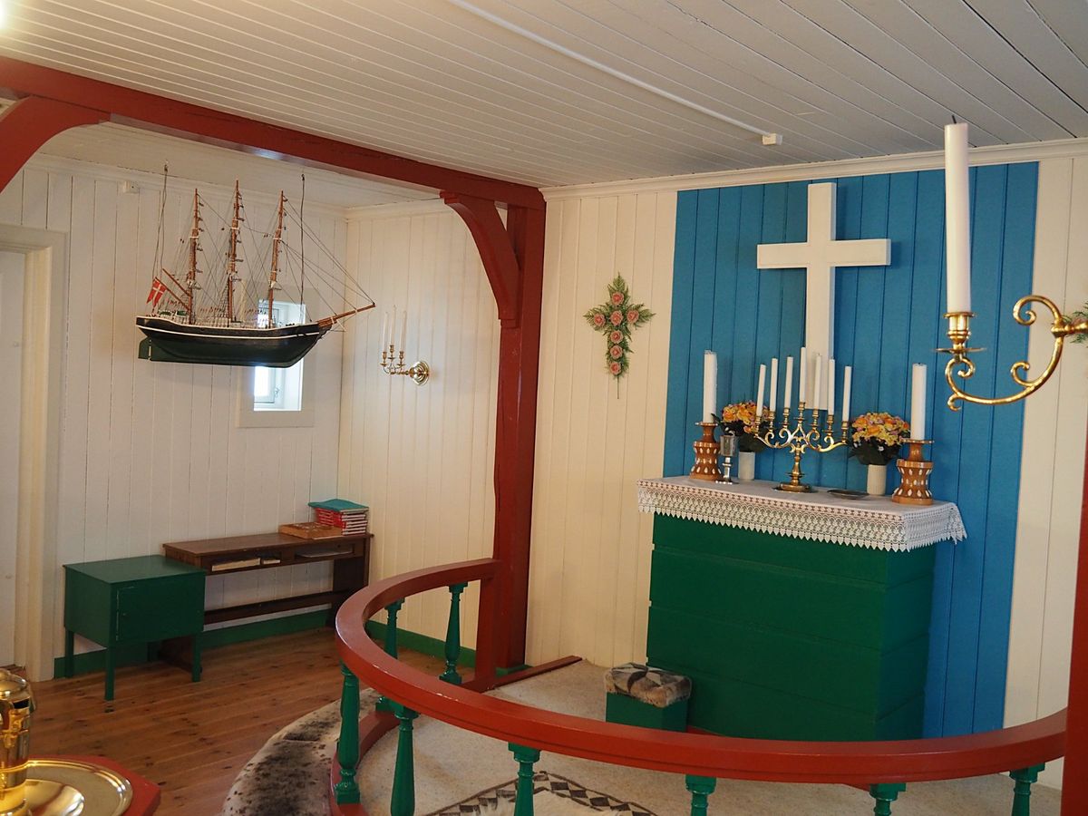 クルスクの町を散策
赤青黄色のカラフルな家がぽつぽつと立ち並ぶクルスクの町...