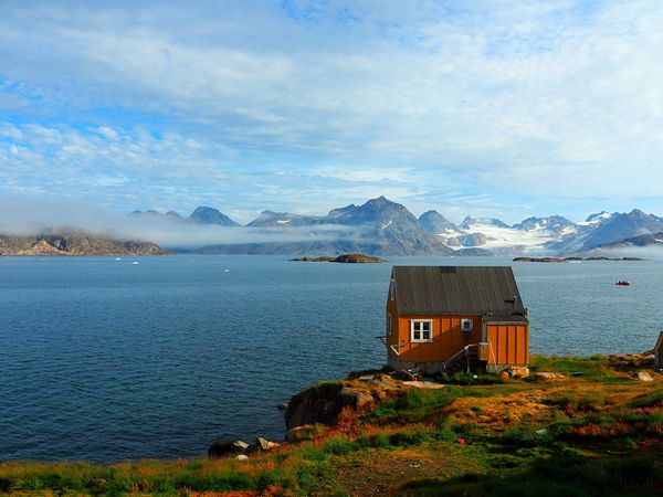 グリーンランド・グリーンランド「グリーンランド　流氷とオーロラの待つ圧巻の大自然へ」の写真：クルスクの町を散策
赤青黄色のカラフルな...
