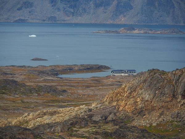 グリーンランド・グリーンランド「グリーンランド　流氷とオーロラの待つ圧巻の大自然へ」の写真：空港からすぐ近くにあるのがクルスクで唯一...