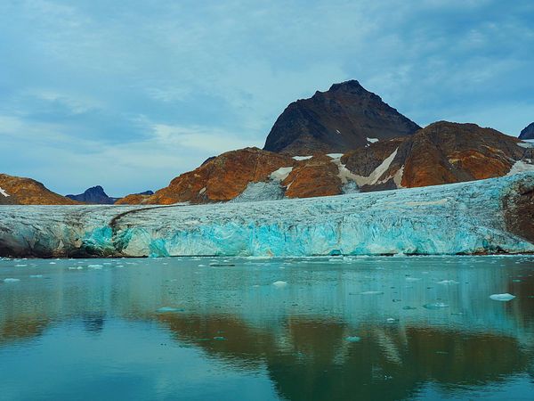 グリーンランド・グリーンランド「グリーンランド　流氷とオーロラの待つ圧巻の大自然へ」の写真：ホテルの前に広がる海にボートツアーに出か...