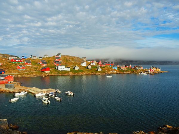 グリーンランド・グリーンランド「グリーンランド　流氷とオーロラの待つ圧巻の大自然へ」の写真：クルスクの町を散策
赤青黄色のカラフルな...