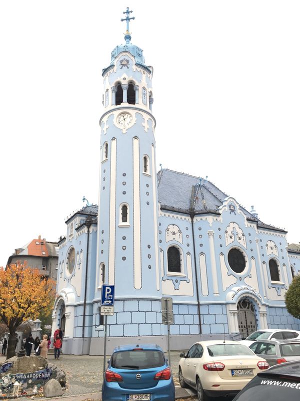 スロバキア・ブラチスラヴァ「🇸🇰Slovakia-一日旅」の写真：青い教会は初めてみた！
