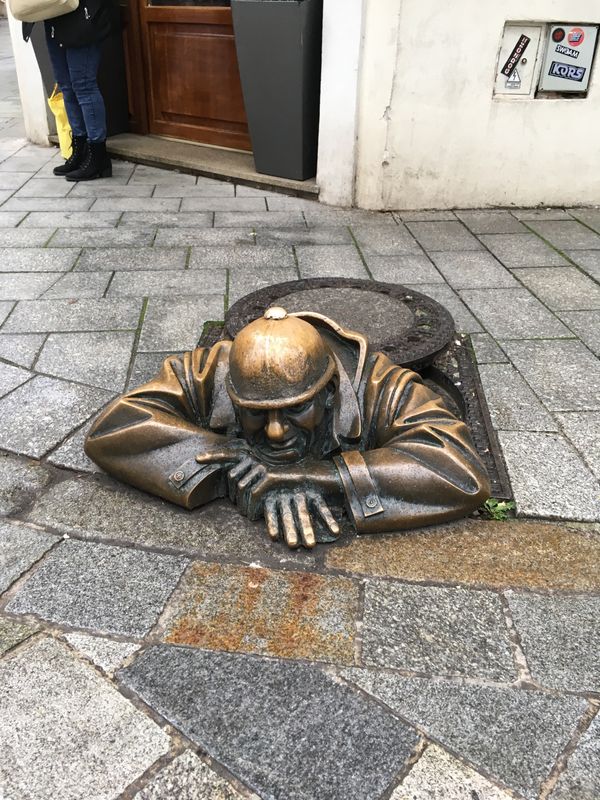 スロバキア・ブラチスラヴァ「🇸🇰Slovakia-一日旅」の写真：道の途中で急にwork manが地面に現...