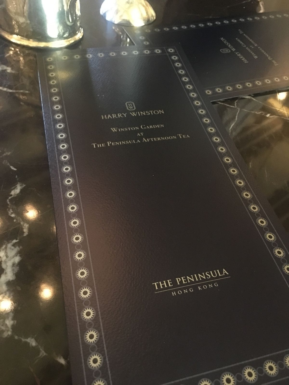 ペニンシュラホテルのアフタヌーンティーに行きました。
前回行きたかったので...