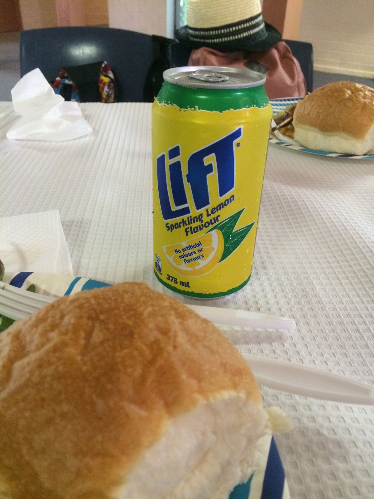 1日目お昼は現地の高校と交流し、そこで頂きました！
確か、バイキングみたい...