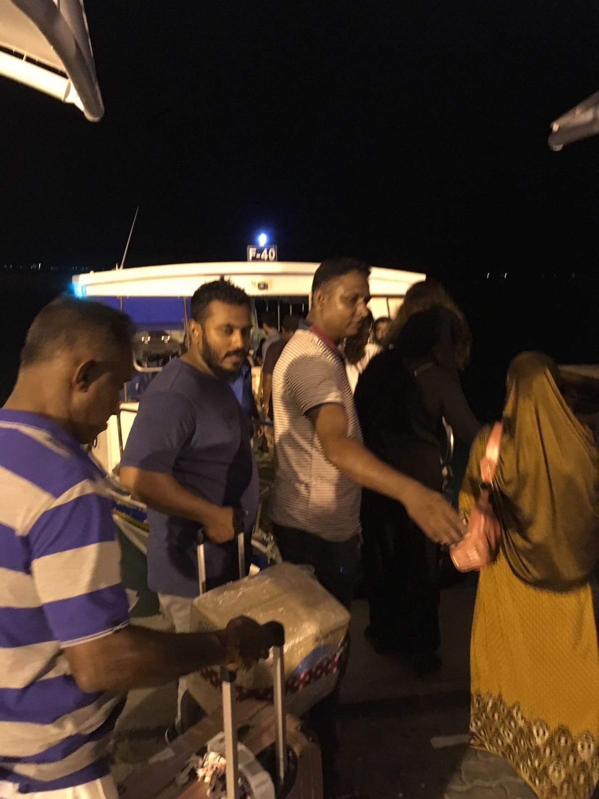 夜に到着なので、空港の島から5分ほどの船に乗って、初日の夜は首都のマーレで...