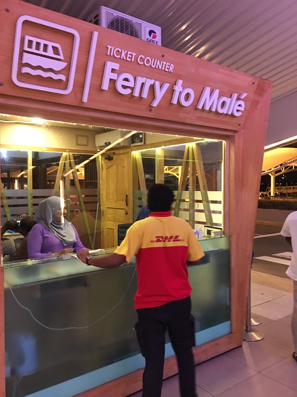 夜に到着なので、空港の島から5分ほどの船に乗って、初日の夜は首都のマーレで...