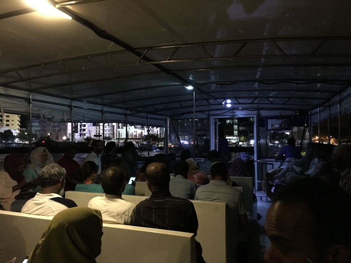 夜に到着なので、空港の島から5分ほどの船に乗って、初日の夜は首都のマーレで...