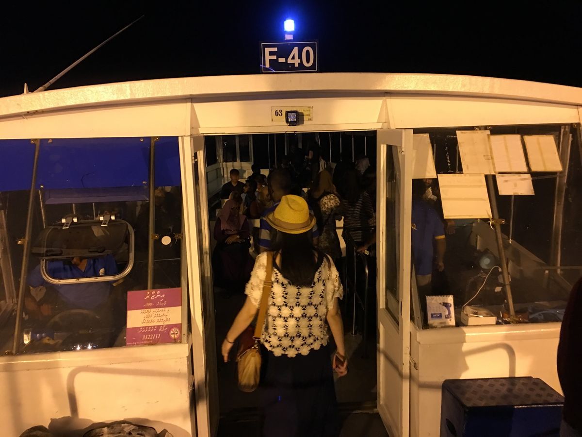 夜に到着なので、空港の島から5分ほどの船に乗って、初日の夜は首都のマーレで...