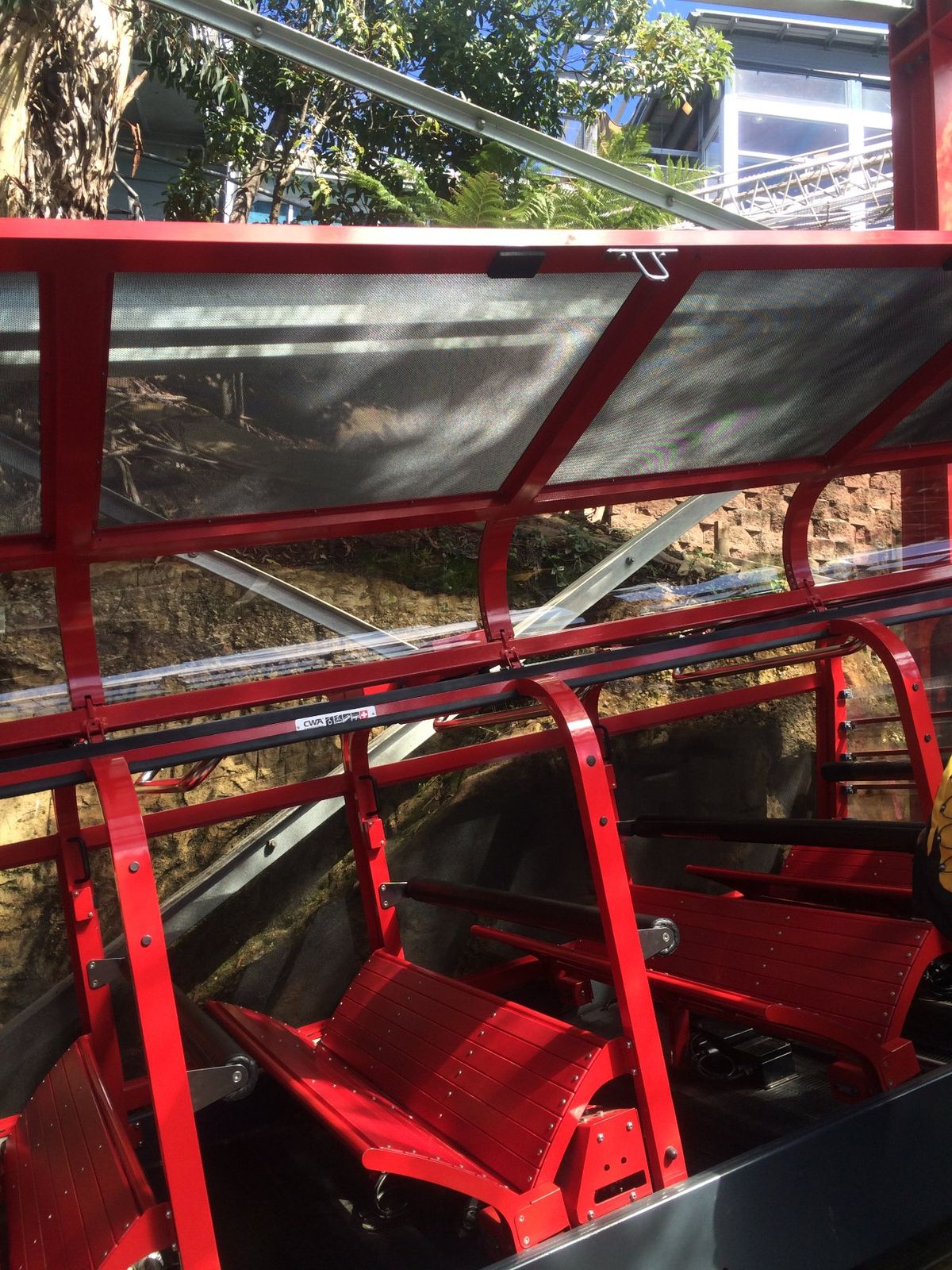 シニックワールドに移動して、レールウェイに乗車！
取手掴まないとつんのめる...