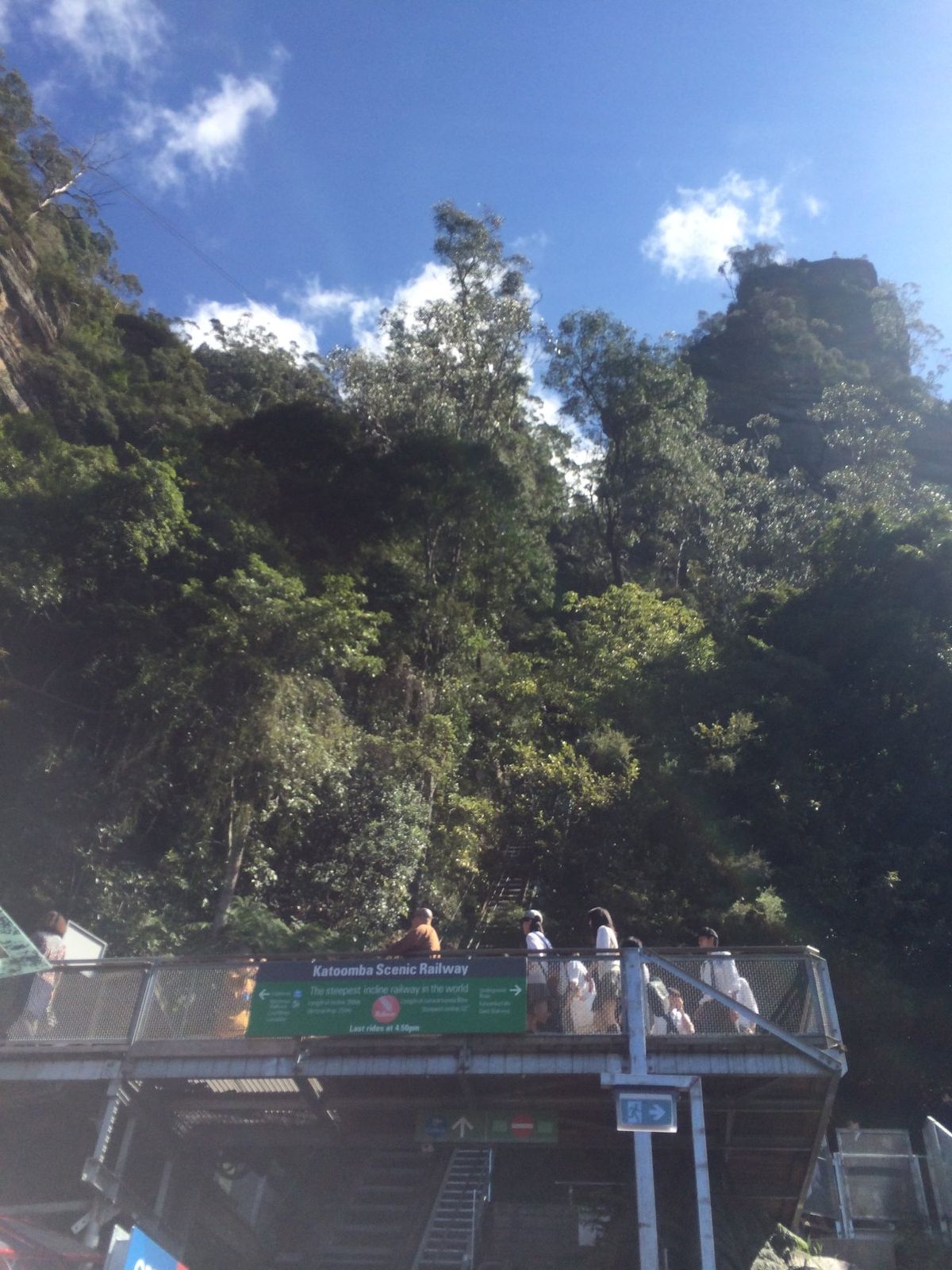 シニックワールドに移動して、レールウェイに乗車！
取手掴まないとつんのめる...