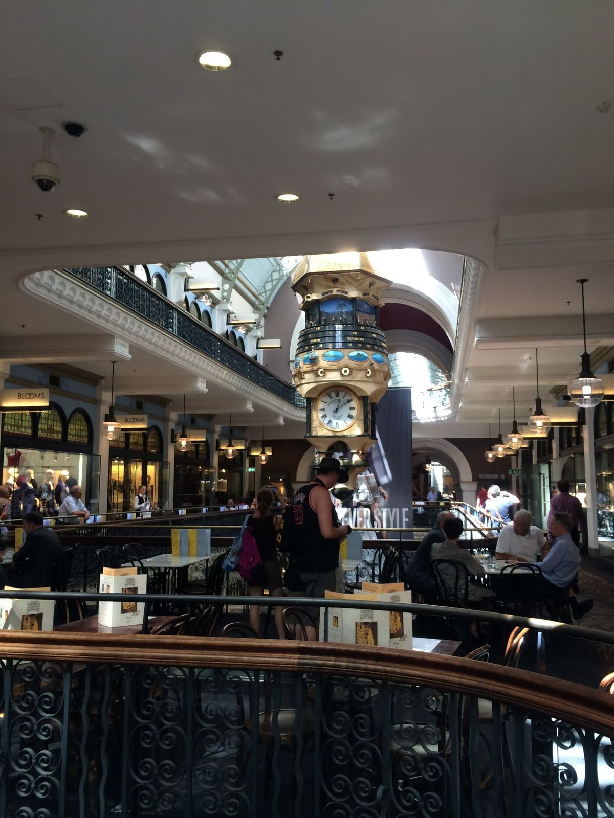 パンケーキを済ませて、いざ、
クイーン・ヴィクトリア・ビルディングへ✨
ヴ...