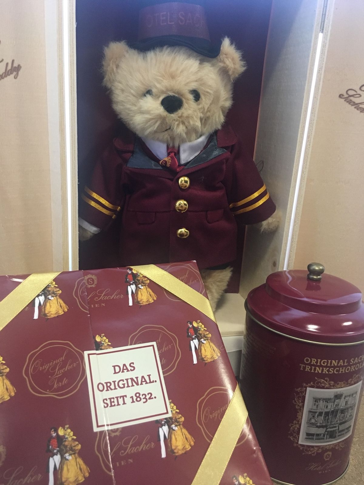 ウィンナーシュニッツェル。
かなり大きかったです！
ザッハートルテも！
フ...