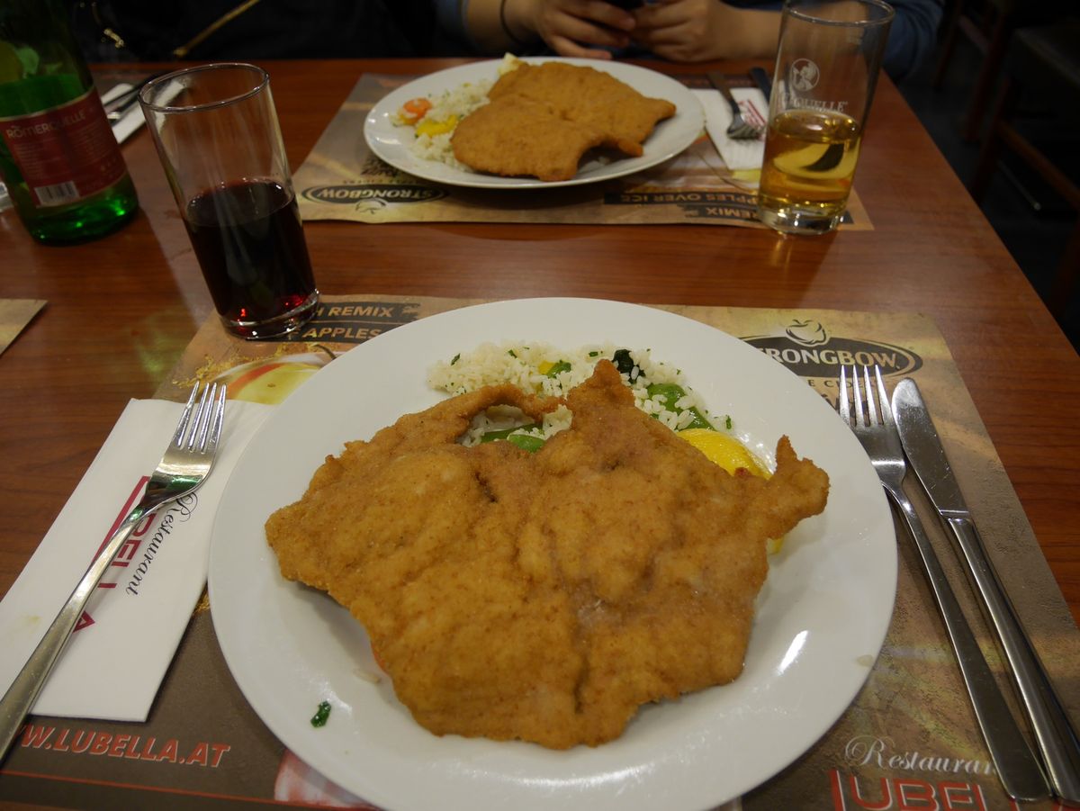 ウィンナーシュニッツェル。
かなり大きかったです！
ザッハートルテも！
フ...