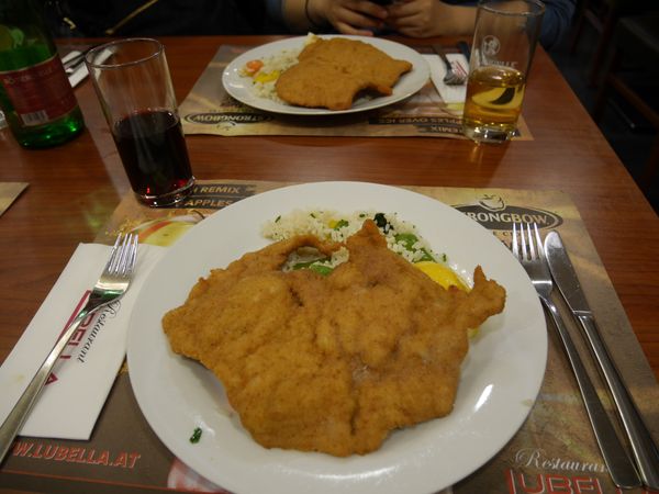 オーストリア・ウィーン「中欧ヨーロッパ4ヵ国の旅（オーストリア編）」の写真：ウィンナーシュニッツェル。
かなり大きか...