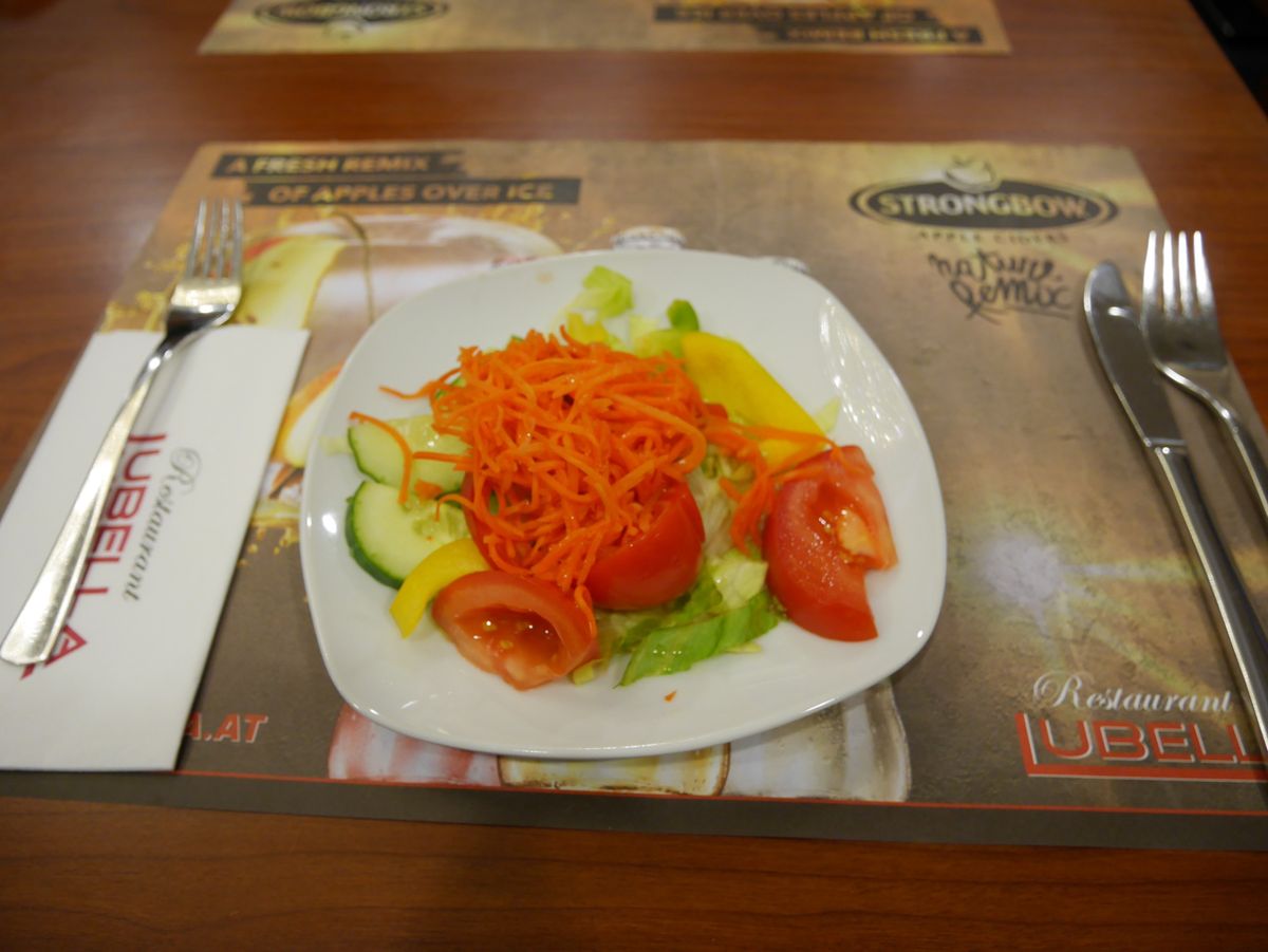 ウィンナーシュニッツェル。
かなり大きかったです！
ザッハートルテも！
フ...