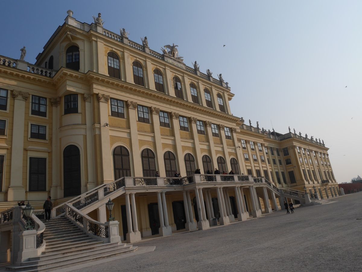 シェーンブルン宮殿。
ケーキの看板可愛かったです！
前回行ったときは、グロ...