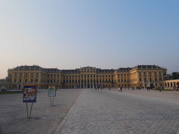 オーストリア・ウィーン「中欧ヨーロッパ4ヵ国の旅（オーストリア編）」の写真：シェーンブルン宮殿。
ケーキの看板可愛か...