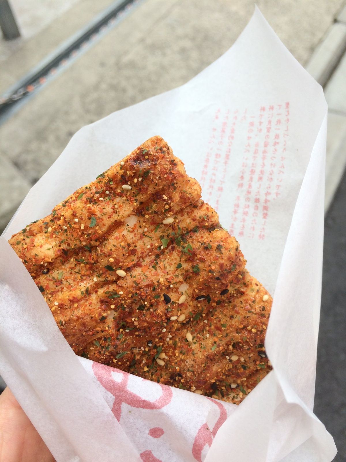 清水寺に向かう二寧坂で出会った寺子屋本舗さんのおかき！
七味がのってるのを...