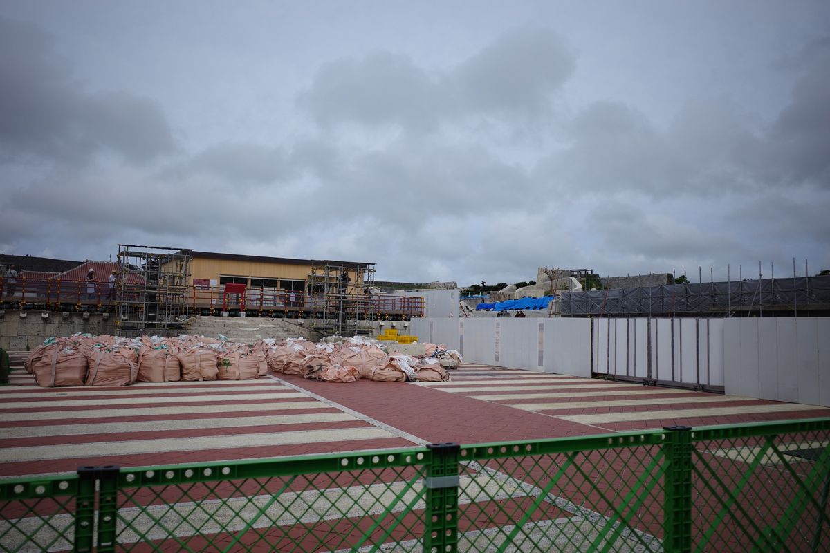 首里城
消失した本殿などの再建が始まっていました。