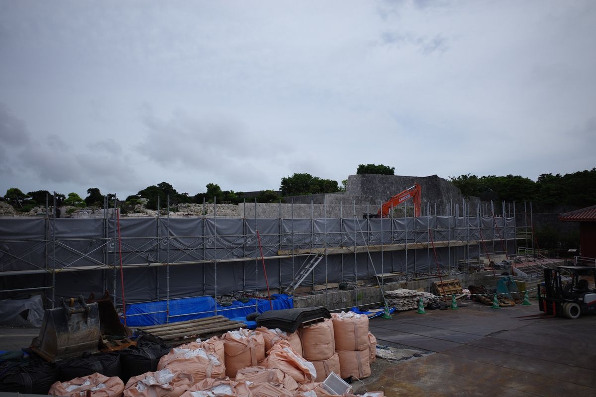 首里城
消失した本殿などの再建が始まっていました。