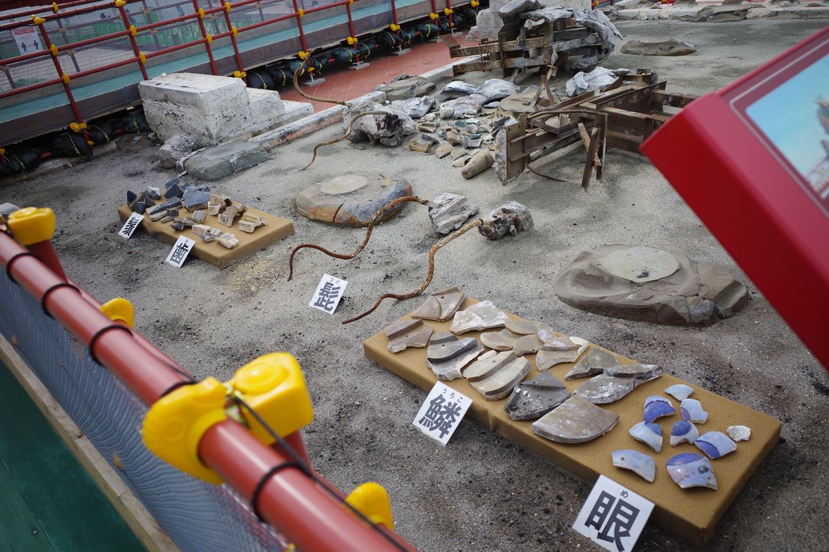 首里城
消失した本殿などの再建が始まっていました。