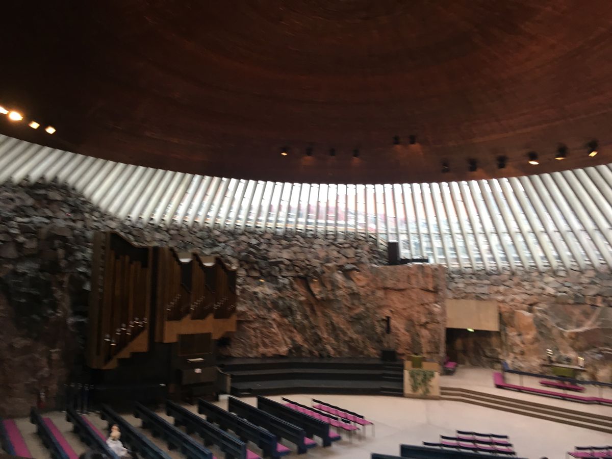 テンペリアウキオ教会。3枚目は入口、4枚目は上に登ってみました！
ちょうど...